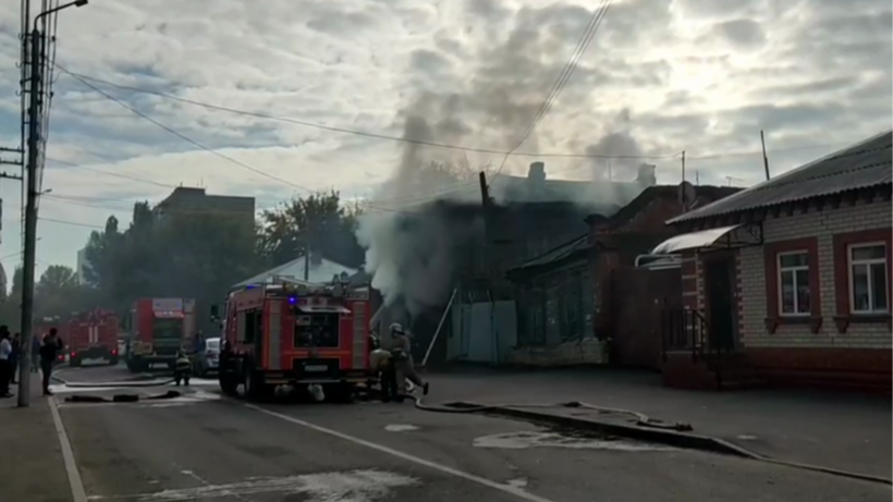 В центре Саратова четыре спецрасчета тушат загоревшийся жилой дом