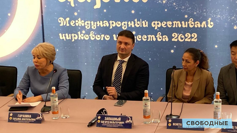 Эдгард Запашный порассуждал в Саратове о поцелуях Брежнева, авоськах и страхе Запада перед Путиным