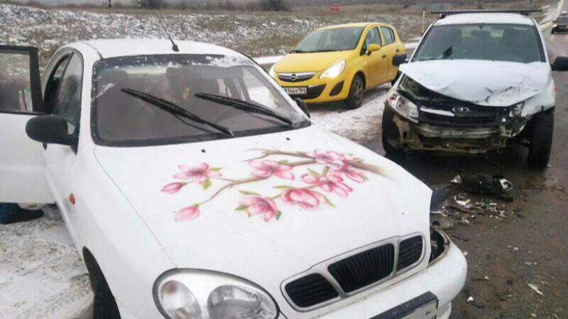 В Саратове пострадала в ДТП пенсионерка на машине с рисунком сакуры