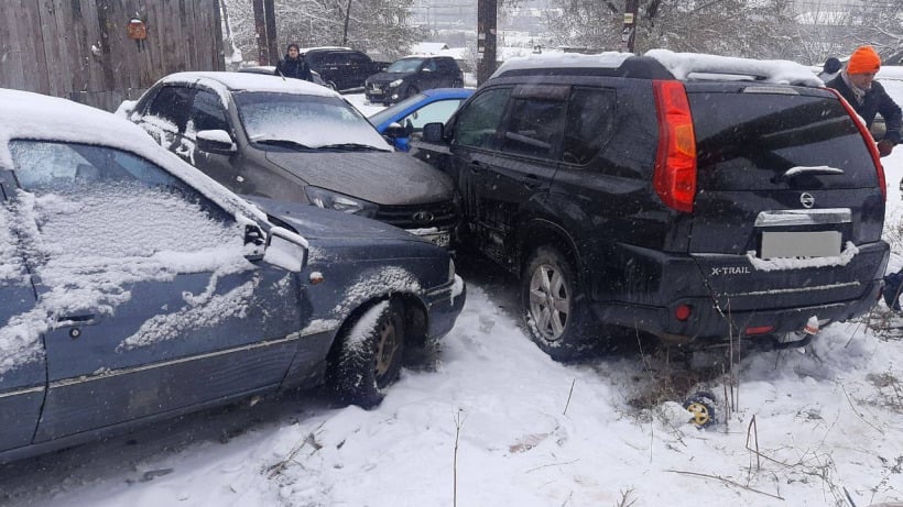 Снегопад. В Саратове столкнулись 11 автомобилей 