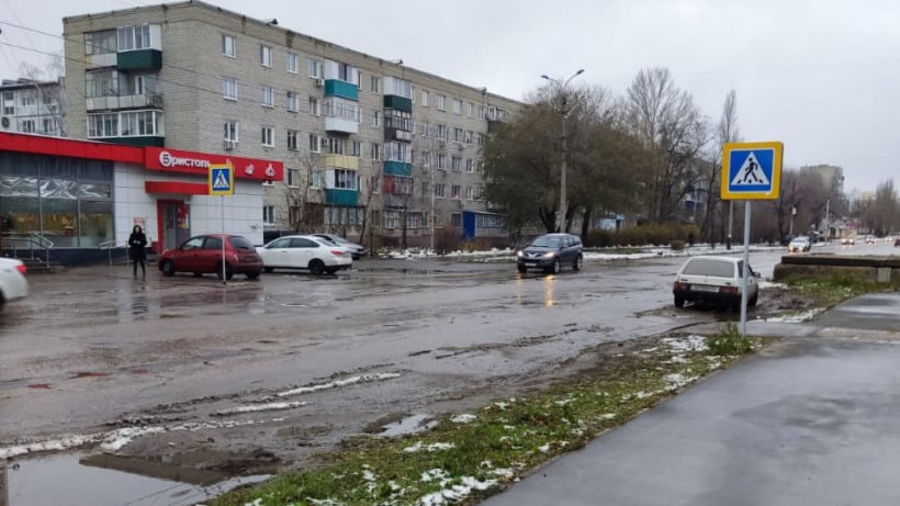 В Балакове водитель сбил двух школьниц на пешеходном переходе и скрылся с места ДТП