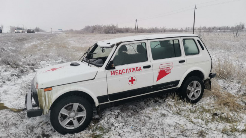 На трассе под Озинками скорая помощь, ехавшая на вызов, вылетела в кювет  