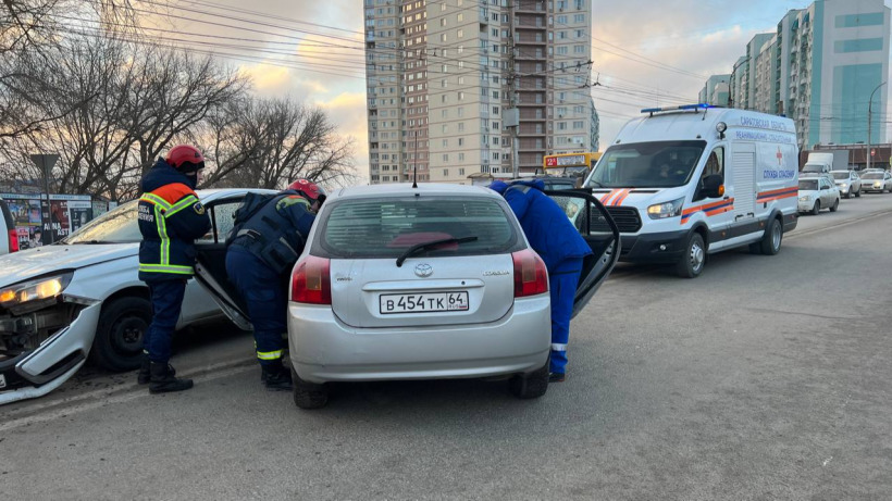 В Саратове после аварии с иномаркой пострадала пассажирка «Лады» 