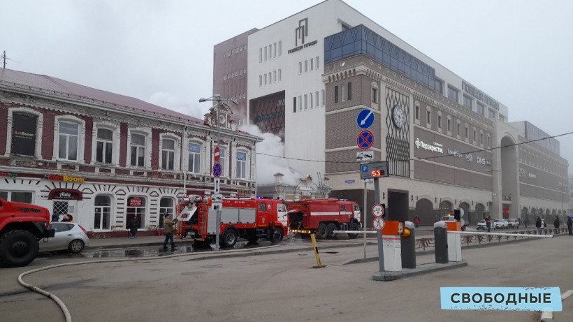 В центре Саратова пять пожарных расчетов тушат ларек с шаурмой