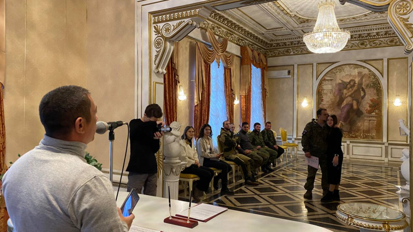В Саратове семерых мобилизованных военных отпустили из пункта подготовки ради свадьбы