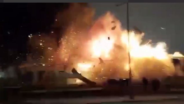 В Подмосковье пылает и взрывается огромный ТЦ «Мега Химки». Рассматривается версия поджога