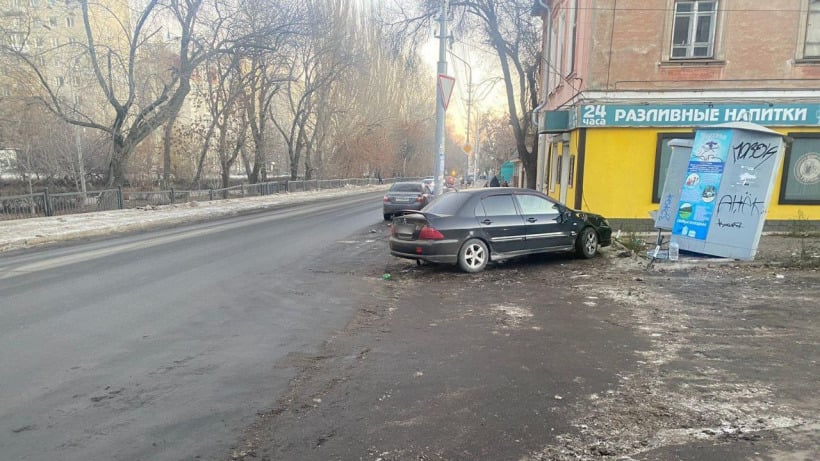 В Саратове водитель «Лансера» сбил пешехода и протаранил автомат с водой