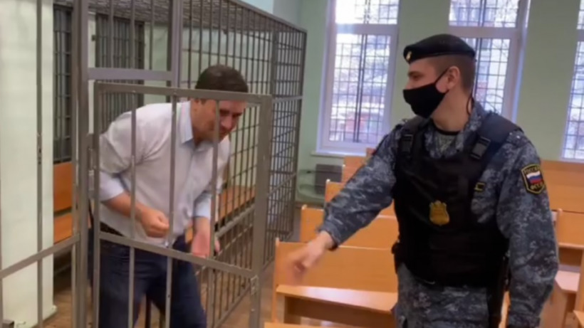 Саратовского экс-депутата Бондаренко приставу пришлось выгонять из клетки в зале суда