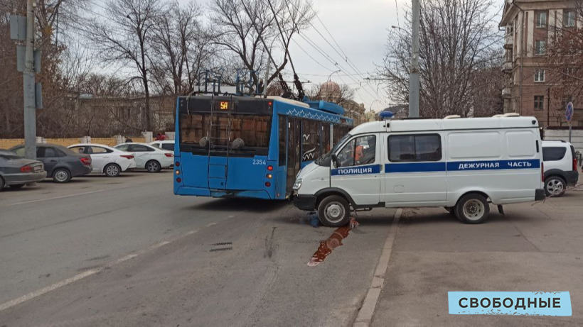 В центре Саратова полицейская «ГАЗель» протаранила троллейбус