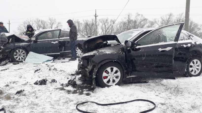 В лобовом столкновении иномарок под Саратовом пострадали четыре человека 