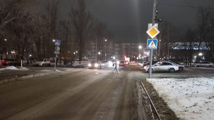 В Саратове машина сбила женщину с двумя детьми. Малышей доставили в больницу