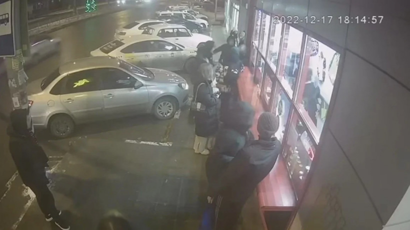В Энгельсе агрессивный мужчина избил подростка и убежал «как щенок». Случай изучит полиция