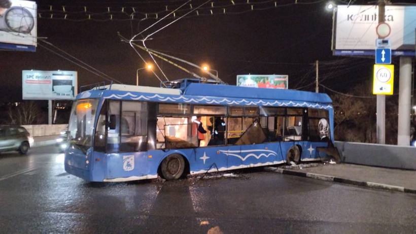 Авария с троллейбусом на Славянской площади заблокировала въезд в Саратов из Энгельса