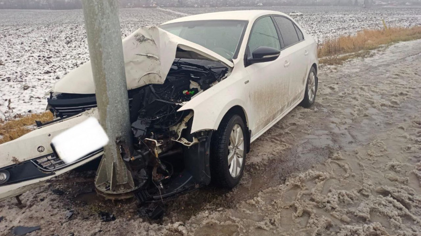 В Солнечном Volkswagen врезался в столб