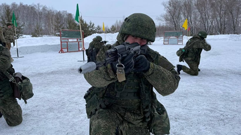 Минобороны: Саратовских новобранцев-срочников на полигоне научили стрелять из автомата и занимать позиции в фортификационных сооружениях 