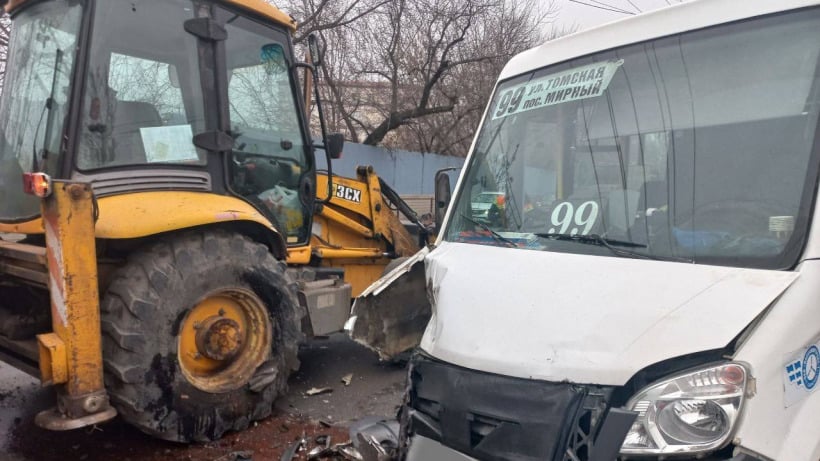 После столкновения саратовской маршрутки с экскаватором четверо пассажиров попали в больницу