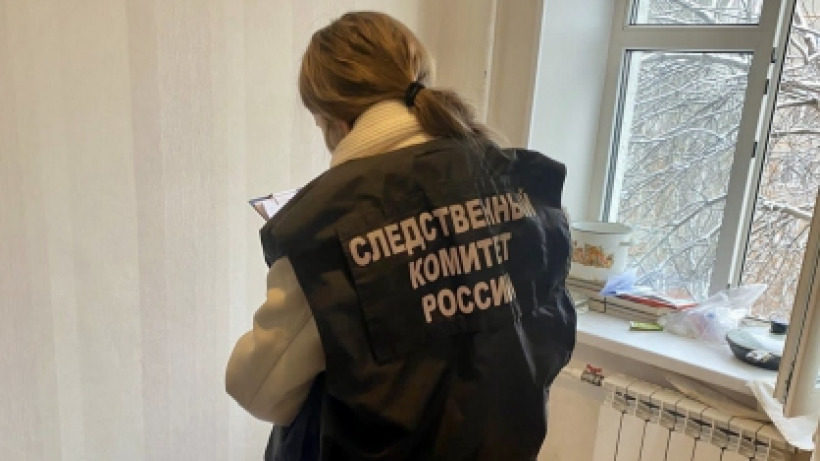 В подъезде дома в Саратове нашли тело молодого неизвестного мужчины