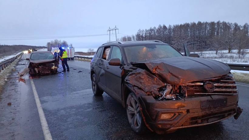 В массовой автокатастрофе под Вольском погиб юноша, два человека пострадали