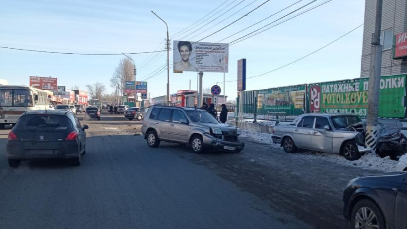 В Балашове Nissan врезался в «Волгу». Пострадали два человека