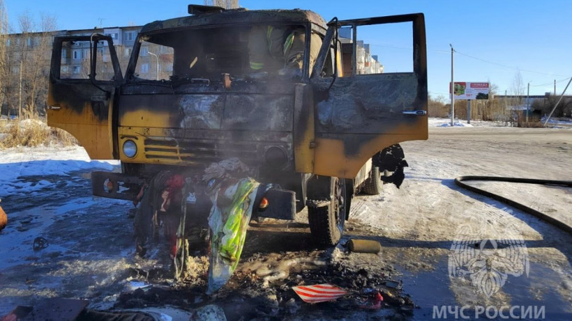 В Пугачеве водитель загоревшегося КамАЗа получил ожоги