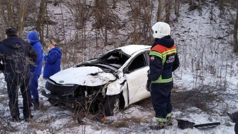 Под Марксом вылетела с трассы иномарка. Погибли три человека