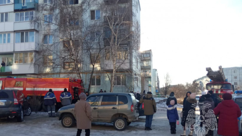 В Красноармейске из горящей квартиры пожарные спасли мать с четырьмя детьми. Жилище мог поджечь шестилетний мальчик