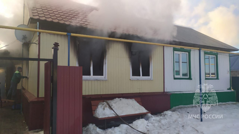 В пугачевском селе из-за электросчетчика горел деревянный дом