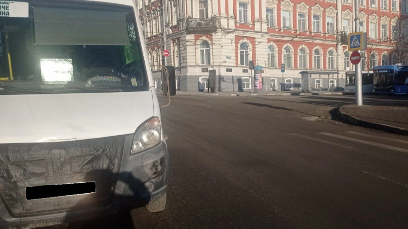 В центре Саратова маршрутка сбила женщину на пешеходном переходе