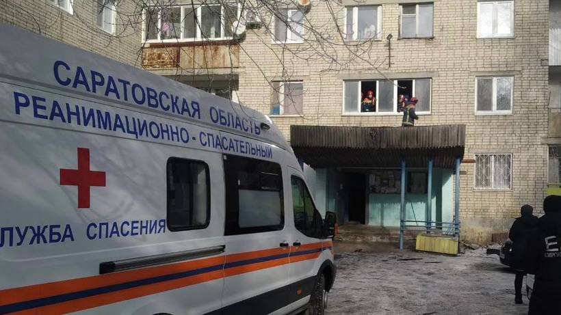 В Саратове мужчина упал с пятого этажа на козырек дома и погиб