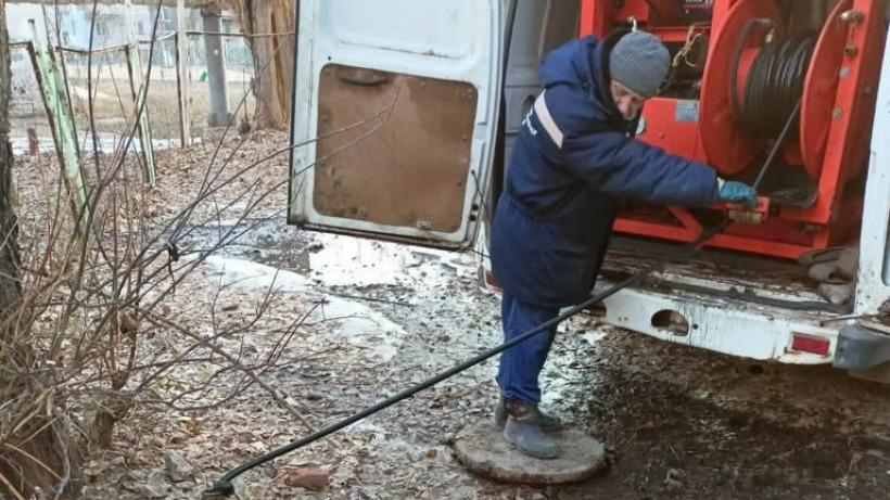 Жилой дом в Саратове залило фекалиями из-за засора. Происшествием заинтересовались прокуроры