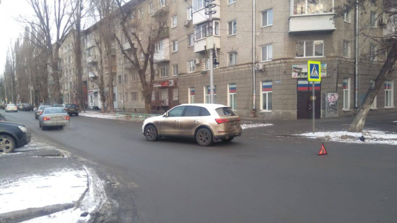 В центре Саратова женщина попала под колеса Audi