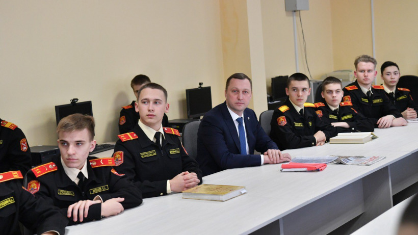 Бусаргин провел «урок мужества» для саратовских кадетов. Они собрали перед ним автомат Калашникова