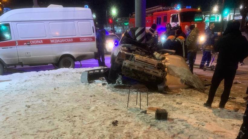 В Энгельсе водитель «двенадцатой» протаранил столб и попал в больницу
