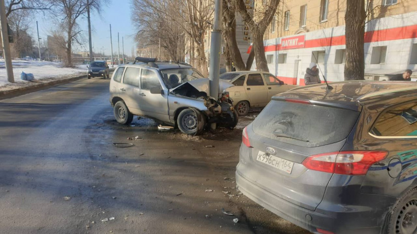 В Саратове мужчина на «Ниве Шевроле» протаранил столб