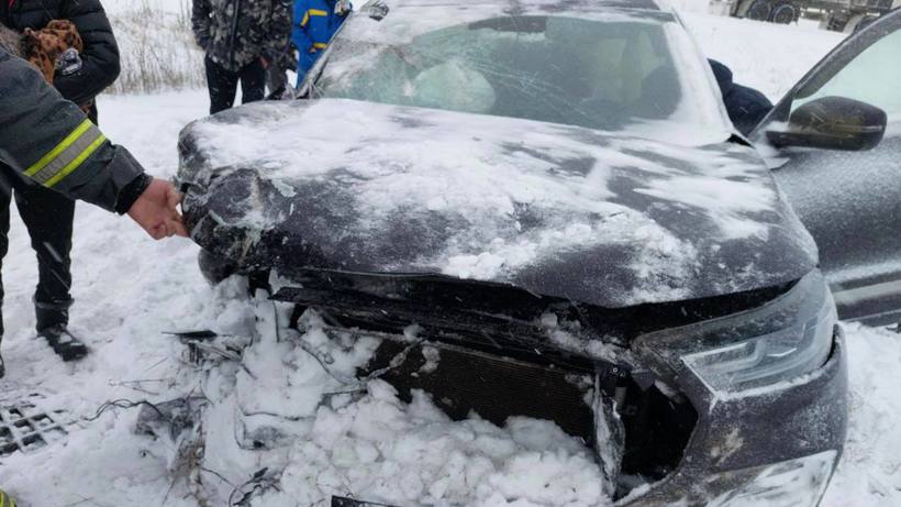 В аварии с грузовиком под Балашовом тяжело пострадала пассажирка. Её деблокировали гидравлическим инструментом 