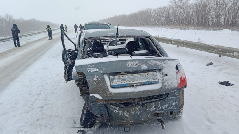 В столкновении иномарок на трассе под Ершовом пострадали два человека