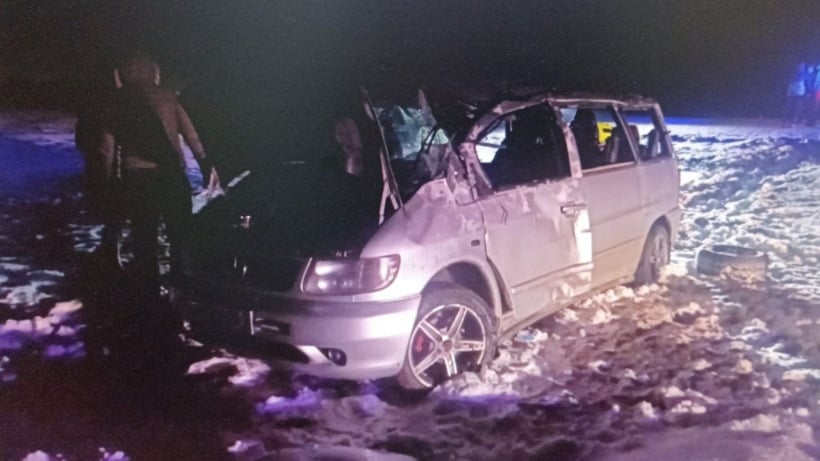 На трассе под Энгельсом Mercedes вылетел в кювет. Пострадали трое мужчин