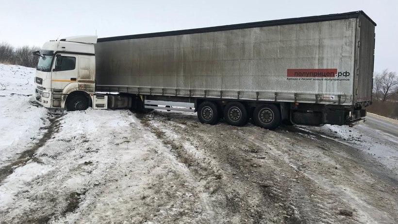 Под Балашовом полицейские достали «КамАЗ», вылетевший в кювет