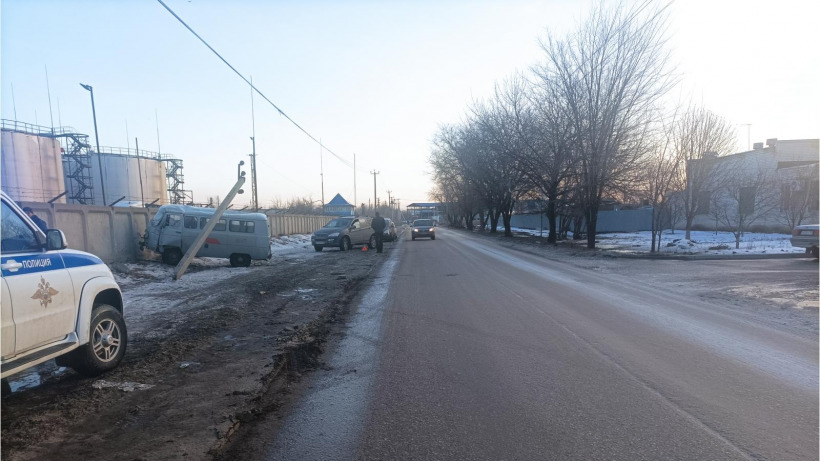 В Энгельсе водитель «буханки» врезался в столб и попал в больницу
