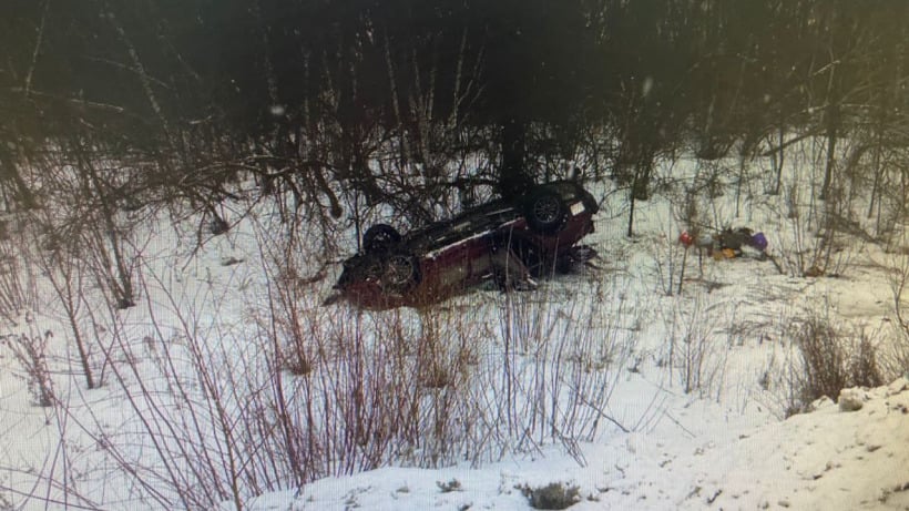 На дороге под Балаковом водитель китайского автомобиля вылетел в кювет и перевернулся. Мужчину госпитализировали