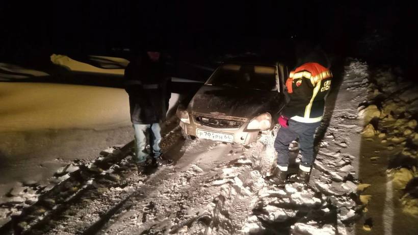 На дороге под Аткарском в снегу застрял автомобиль с четырехлетним пассажиром