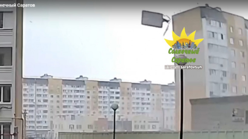 С крыши саратовской многоэтажки ветром сорвало железо и выбросило его во двор детского сада