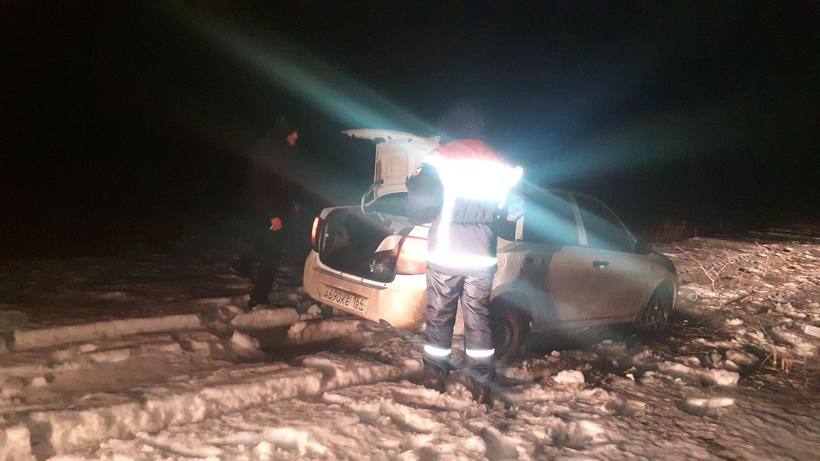 В поле под Аркадаком застрял автомобиль. Молодого мужчину эвакуировали сотрудники облспаса