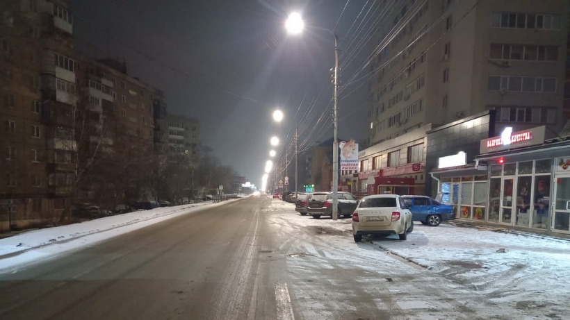 Ночью в Саратове «Гранта» врезалась в иномарку. Пострадал молодой мужчина