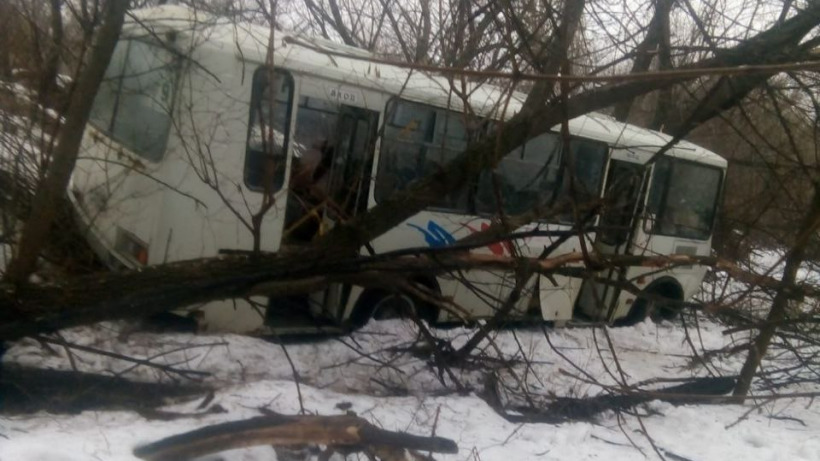 Утром автобус с пассажирами слетел с дороги в Вольске. Пострадали три человека
