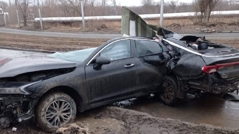 В Саратове «Киа» разорвало напополам о столб. Водитель чудом выжил