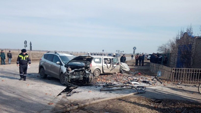 В Пугачеве столкнулись «Форд» и «Ларгус». Оба водителя попали в больницу