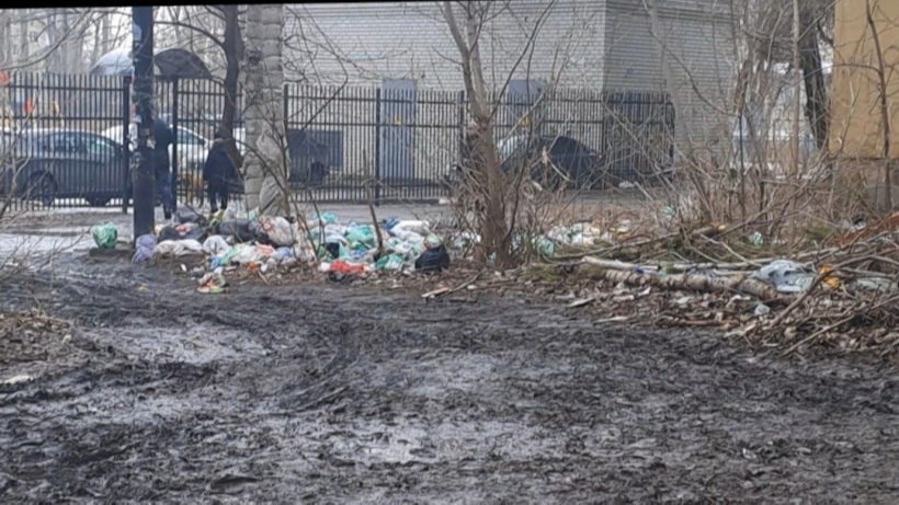 Чиновники пообещали до конца марта убрать мусор со двора дома на 5-м Динамовском проезде