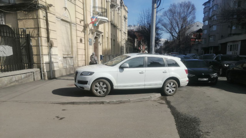 В Саратове автохам припарковал Ауди с красивым номером на тротуаре у администрации