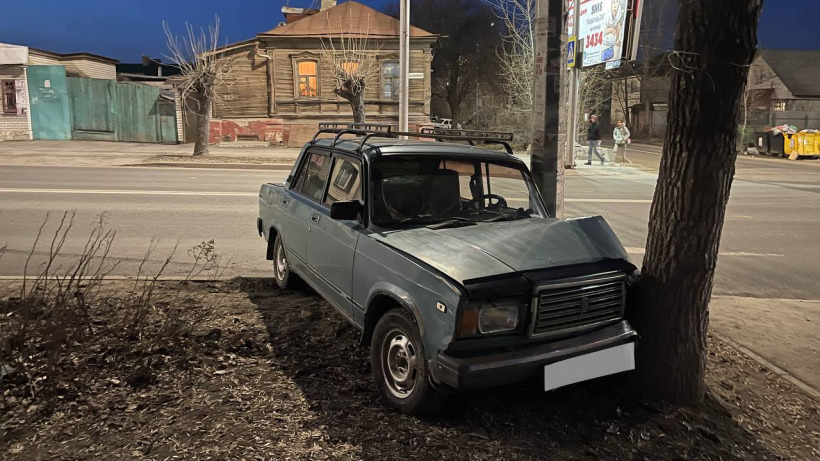 В Саратове водитель «семерки» врезался в дерево. Пострадала пятилетняя девочка